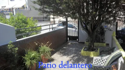 Chalet pareado en calle de la Virgen del Rosario, 24