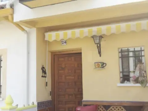 Chalet pareado en calle de la Virgen del Rosario, 24