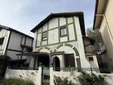 Chalet unifamiliar en Larratxo Pasealekua, 67