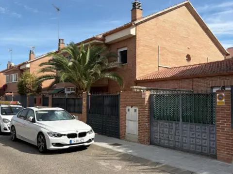 Chalet adosado en calle de los Almendros, 24