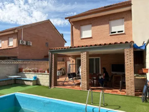 Chalet adosado en calle de los Almendros, 24