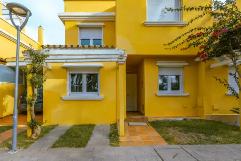 Chalet adosado en calle Nerva, 1