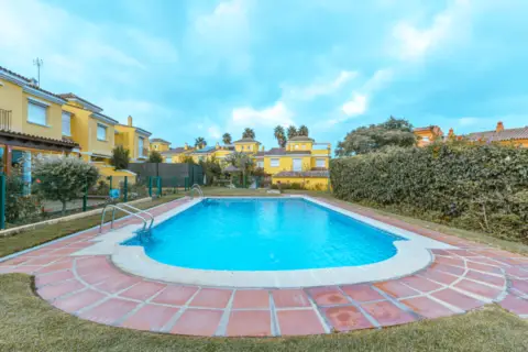 Chalet adosado en calle Nerva, 1