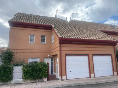 Casa adosada en calle Rincón, 13