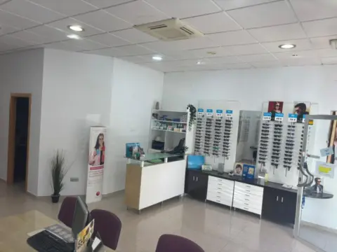 Local comercial en Avenida de los Guindos, 29