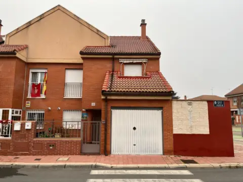 Chalet adosado en calle de la Radio, 1