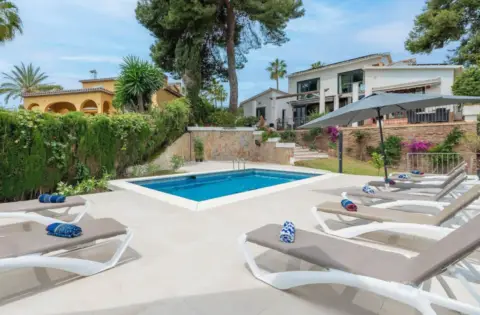 Casa adosada en calle del Pavo Real, 140