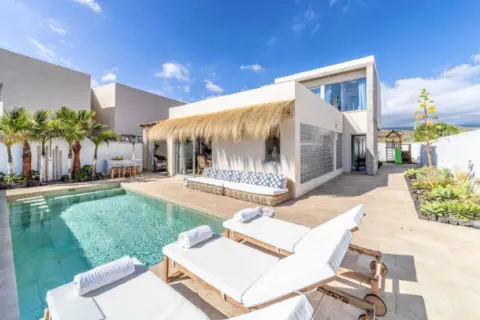 Chalet adosado en calle Violeta, 63