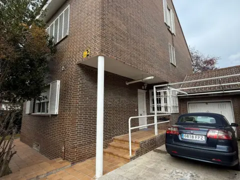Chalet pareado en calle de Catalpas, 1