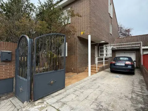 Chalet pareado en calle de Catalpas, 1
