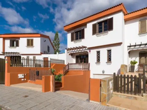 Chalet adosado en calle Pilar Lorengar, 24
