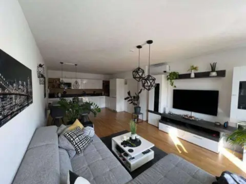 Piso en Avenida de Álvaro Cunqueiro, 3