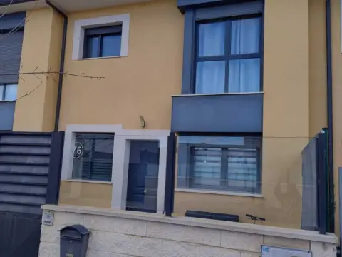 Casa adosada en calle Rio Duero, 76