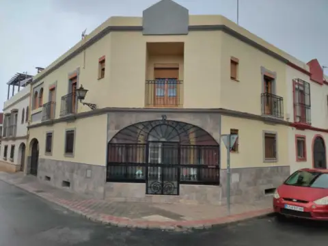 Casa adosada en calle de la Azuda, 10