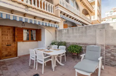 Casa adosada en calle Islas Canarias, 43