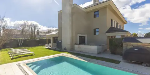 Chalet pareado en calle de Tapia de Casariego, 11