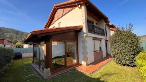 Chalet pareado en calle Salcedo,  36