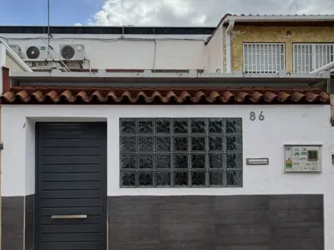 Casa adosada en calle de Santa Rafaela María del Sagrado Corazón, 86