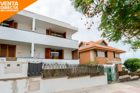 Chalet adosado en calle del Teniente Coronel Castillo Olivares, 4