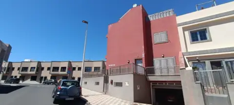 Chalet pareado en calle Salema, 1