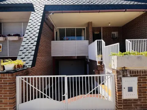 Semi-detached house on Calle Julio Camba, 4