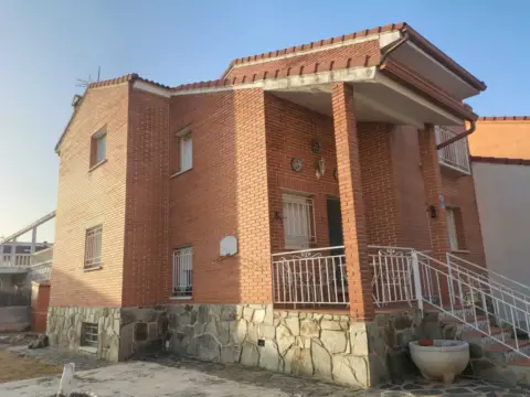 Chalet pareado en calle de Santa Águeda, 1