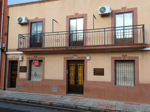 Casa adosada en Avenida Ramón y Cajal, nº 63