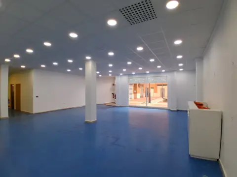 Local comercial en Avenida de Yecla, 8
