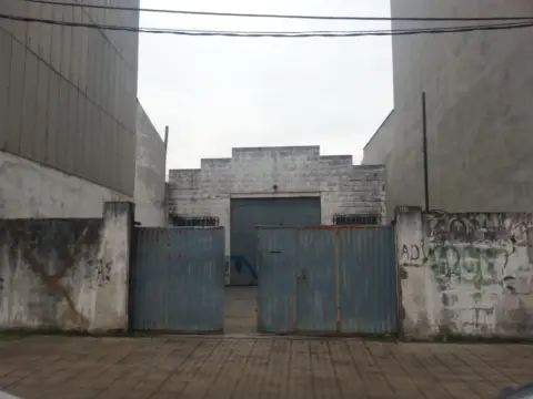 Industrial building in Avenida de Fabero, 43
