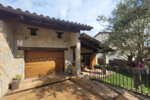 Casa pareada en Carrer del Montseny