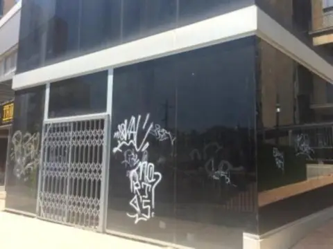 Local comercial en Plaça de Marta Mata