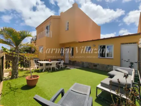 Casa pareada en calle Los Naranjos