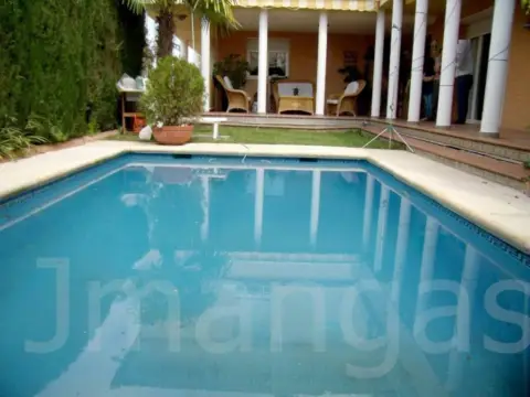 Chalet en Urbanización El Carmen