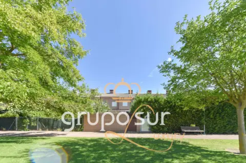 Chalet pareado en Avenida de los Entrepinos, nº sn