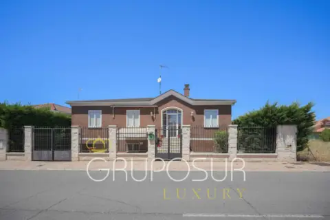 Chalet en calle de Almendro, 1