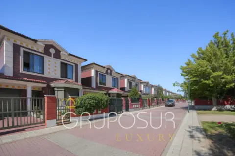 Chalet adosado en Plaza de la Ópera, nº sn