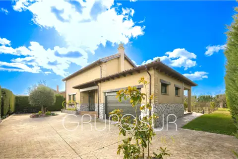 Casa en Avenida de Castilla y León, nº sn