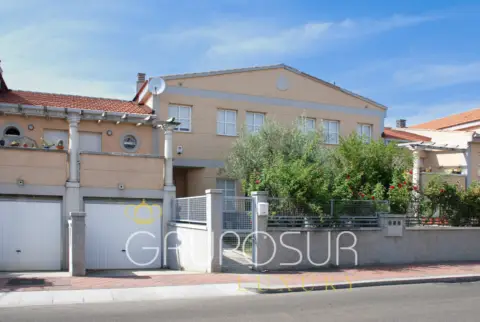Chalet adosado en calle de Colón, nº sn