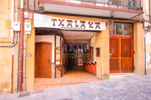 Local comercial en calle Larrechipi, 10
