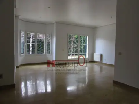 Chalet pareado en Próximo A Centro Comercial