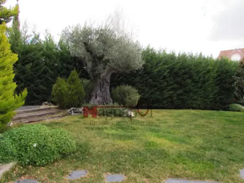 Chalet pareado en Próximo A Centro Comercial