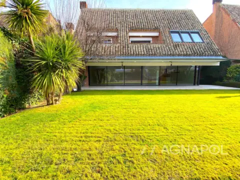 Chalet en Cerca de  C.Comercial y Colegios