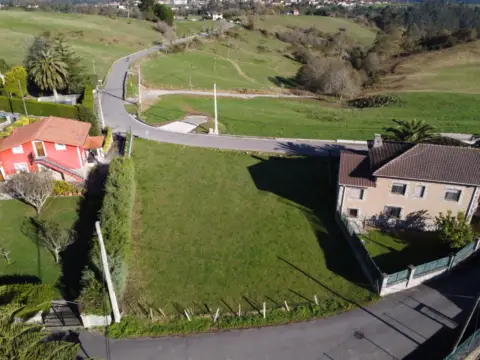 Terreno en calle Villanueva de Colombres