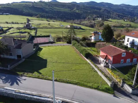 Terreno en calle Villanueva de Colombres