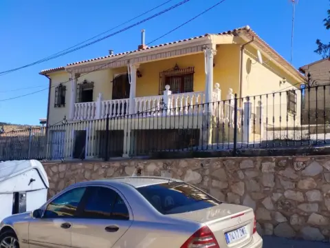 Chalet adosado en calle Olmo