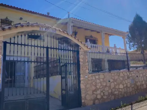 Chalet adosado en calle Olmo