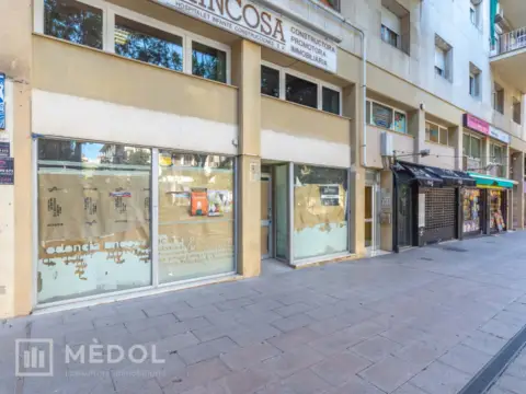 Local comercial en Plaça de Mossèn Cinto Verdaguer, 8