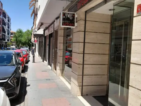 Local comercial en Avinguda de la Pau