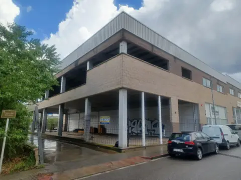 Local comercial en calle Serralller