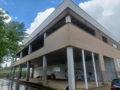 Local comercial en calle Serralller